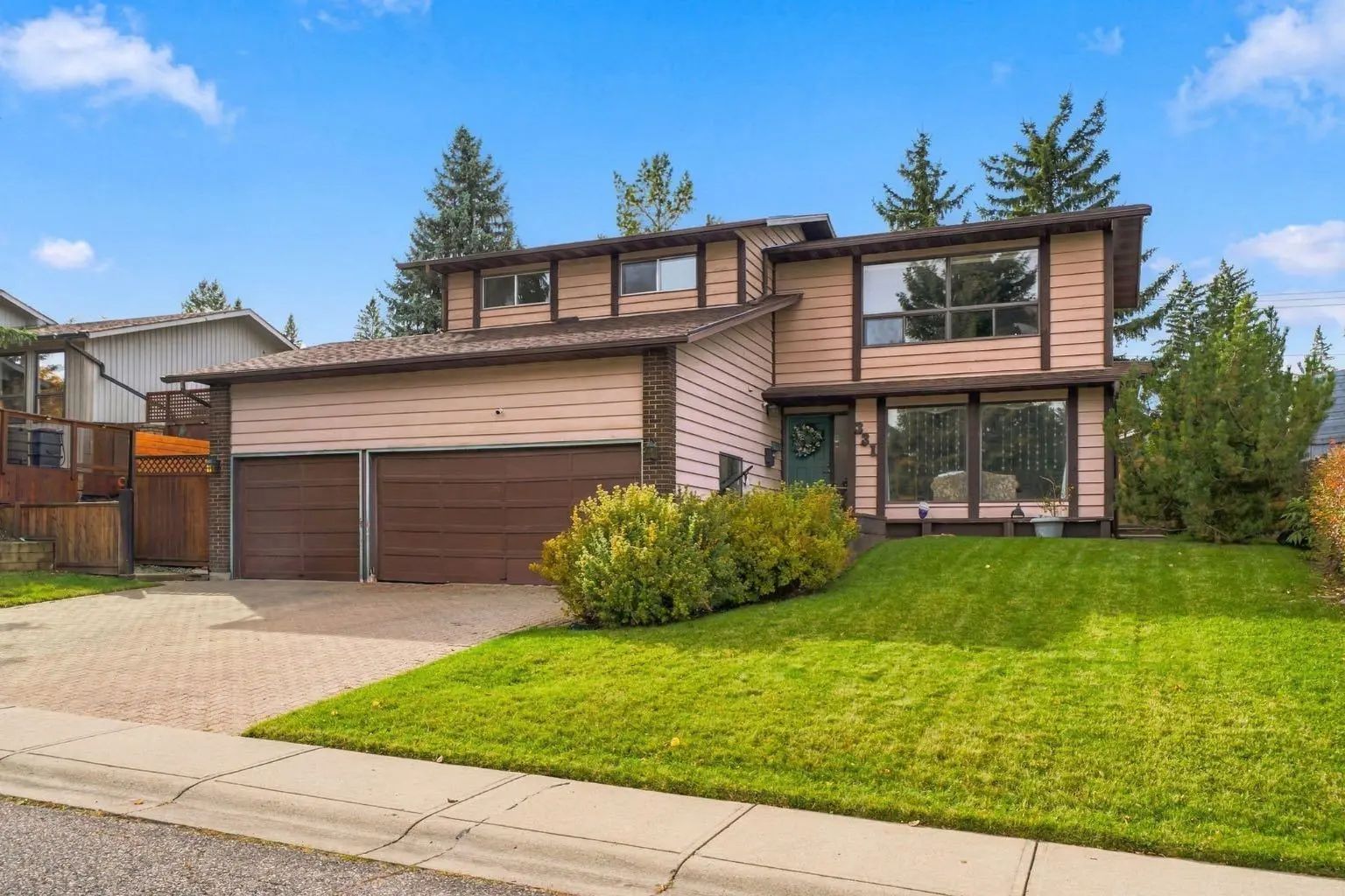 Calgary Real Estate Listing: 331 Oakfern Crescent Southwest, Oakridge