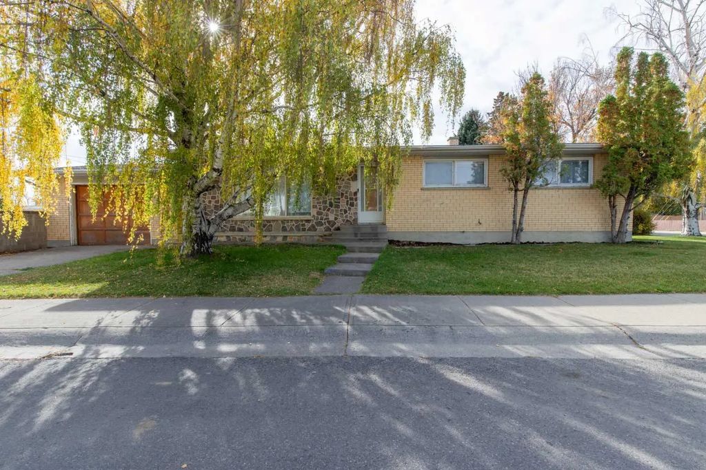 2504 7 Avenue N, Lethbridge
