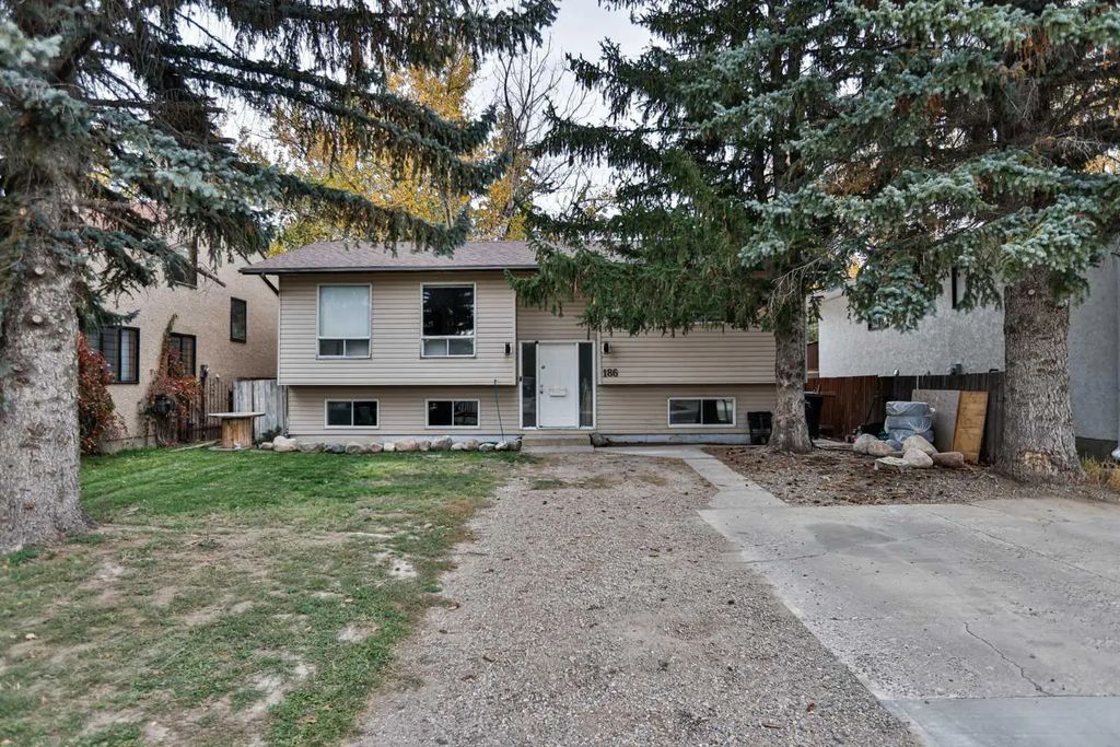 186 Oxford Road W, Lethbridge