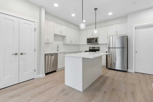 312 655 Shawnee Square Sw, Calgary