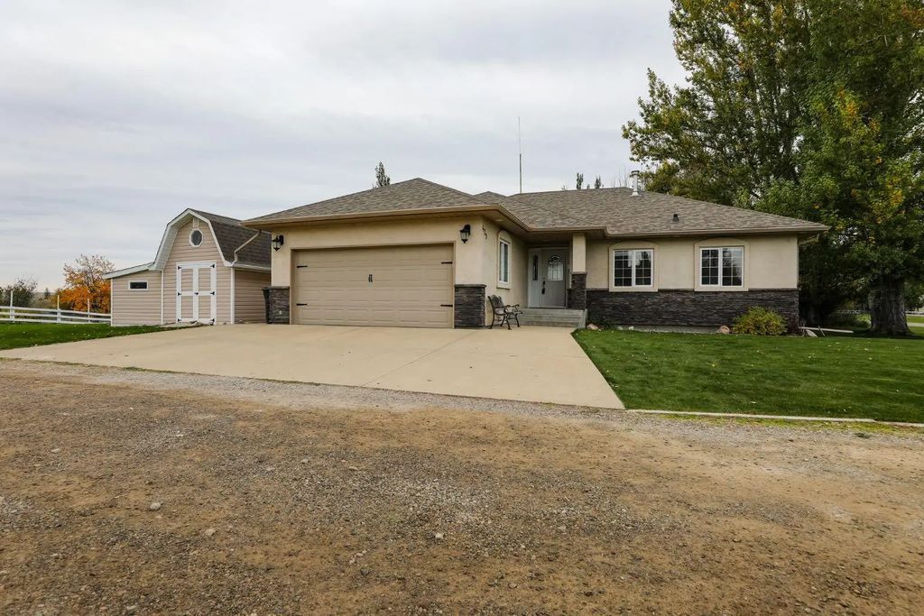 429 S 2 Street W, Magrath