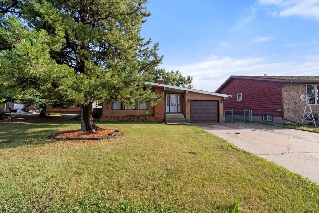 572 West Crescent , Forestburg