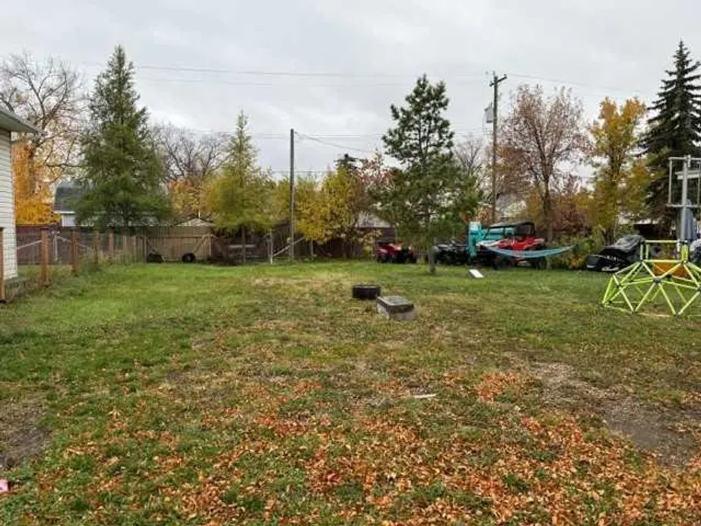 9907 102 Avenue , Clairmont