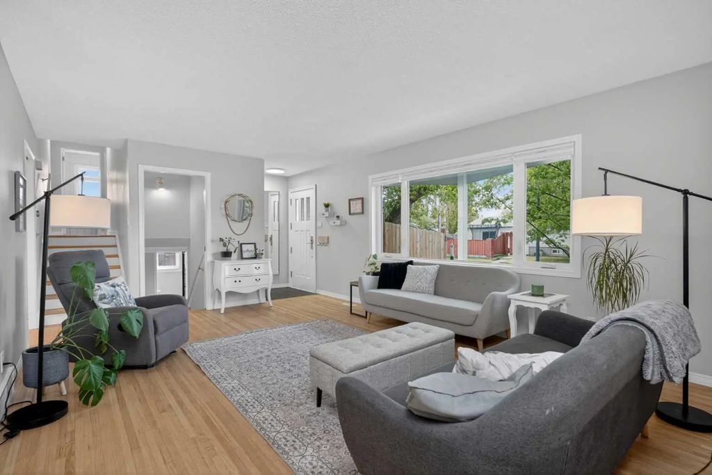 10704 Maplecrest Road Se, Calgary