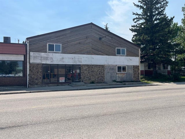 5115 & 5117 50 Avenue, Caroline