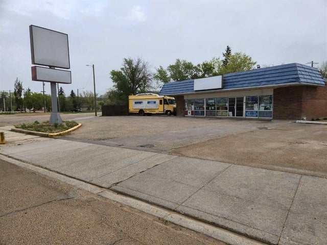 208 Railway Avenue E, Drumheller