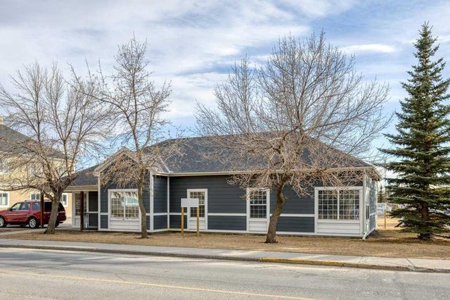 305 First Street E, Cochrane