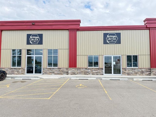 110 & 120, 5641 48 Avenuecrescent, Ponoka