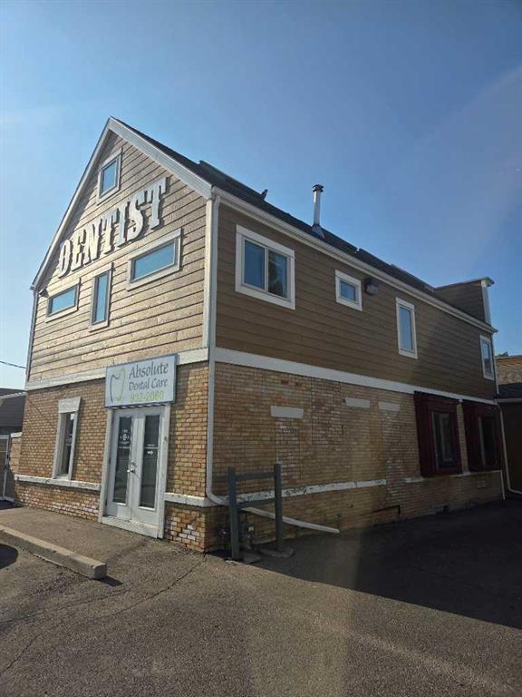 Upper Back, 508 1 Street W, Cochrane