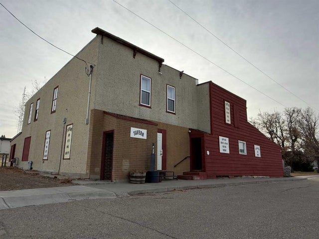 112 1 Street N, Lomond