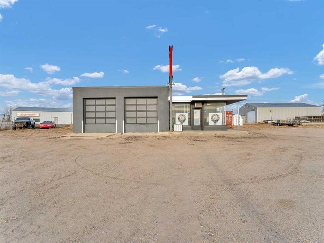 802 & 806 Highway Avenue Ne, Redcliff