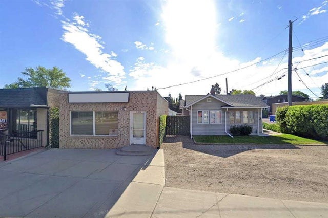 2412-2414 Edmonton Trail Ne, Calgary