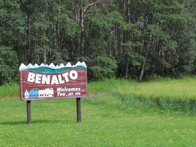 48 Street 53 Avenue, Benalto