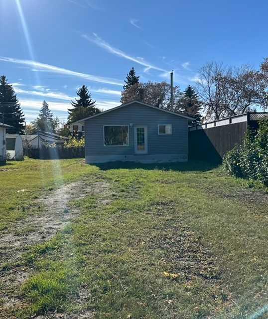 733 9 Avenue, Wainwright