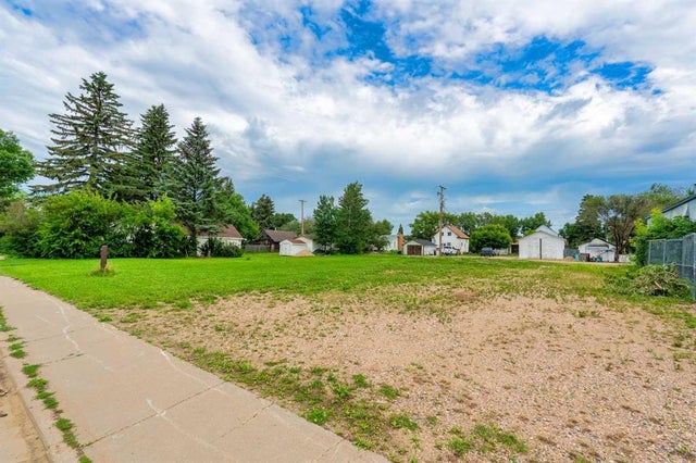 5116 53 Avenue, Viking