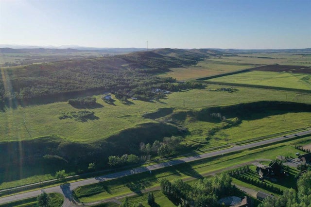 160227 402 West Avenue, Rural Foothills County