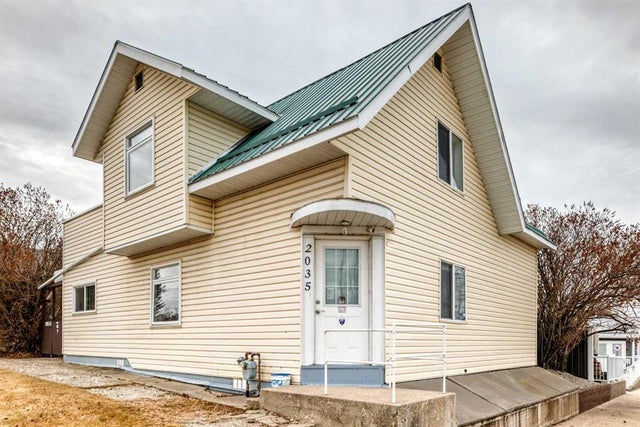 2035 20 Avenue, Bowden