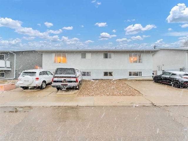 933 & 935 1 Street Sw, Medicine Hat