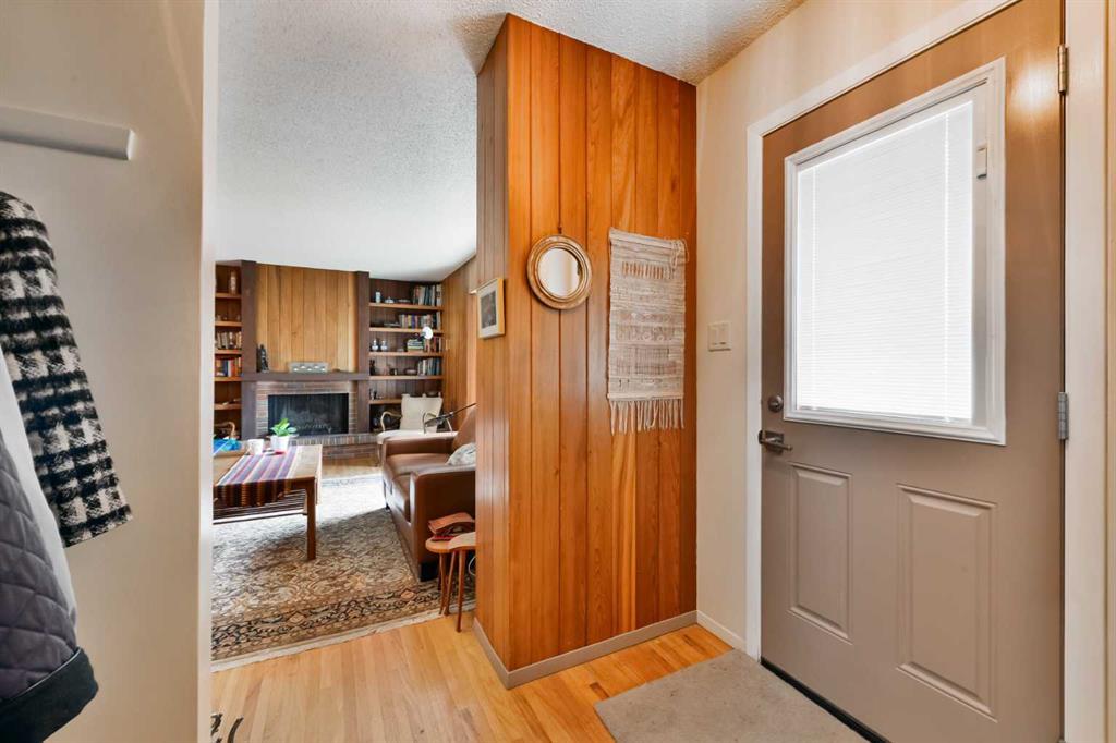 5712 Layzell Road Southwest, Calgary – Residential Detached Listing Photo 3