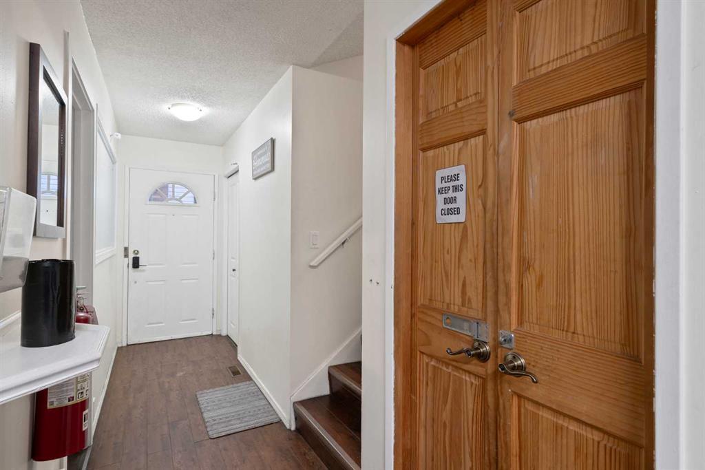 319 Rundlelawn Road Northeast, Calgary – Residential Detached Listing Photo 3