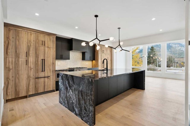 512 8th Avenue, Canmore