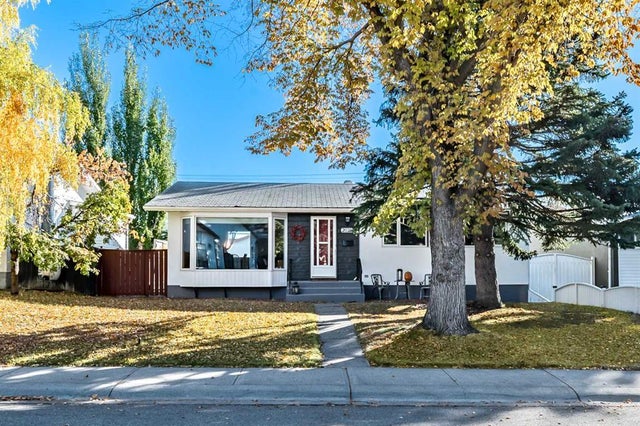 2628 Lionel Crescent Sw, Calgary