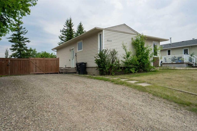 8325 101 Avenue, Peace River