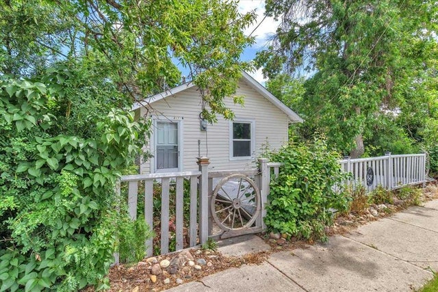 817 East Road, Standard