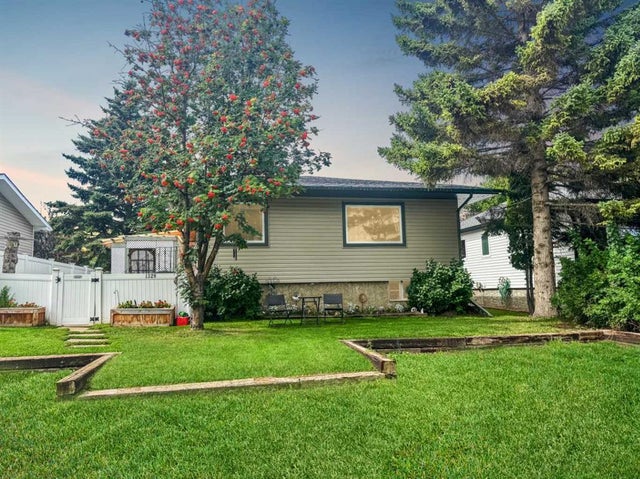1328 24 Street, Didsbury
