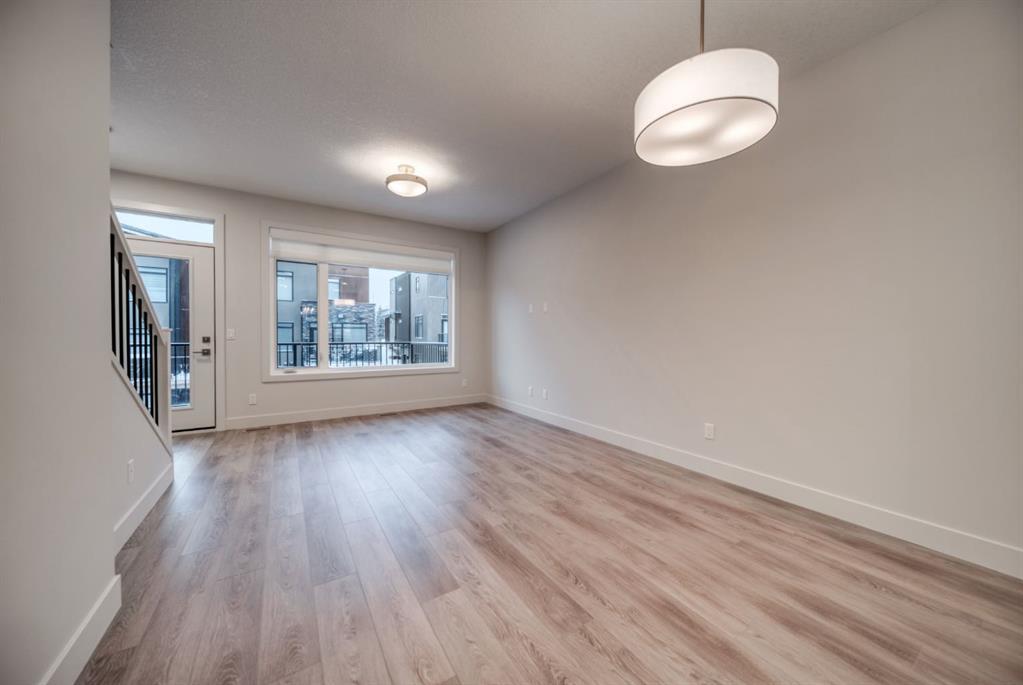 81 Royal Elm Green Northwest, Calgary – Residential Row/Townhouse Listing Photo 10