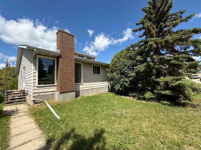4206, 4208 44 Street, Ponoka