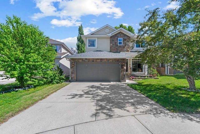Home for Sale Located at 139 Douglasdale Point Southeast, Calgary, Alberta