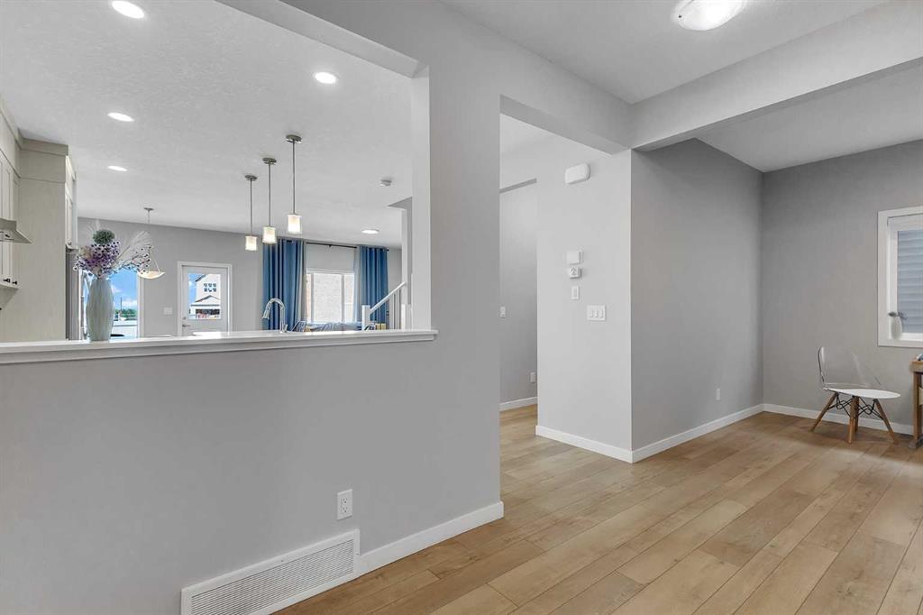 672 Walgrove Boulevard Southeast, Calgary – Residential Detached Listing Photo 4