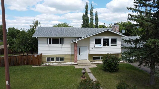 902 3 Street W, Hanna