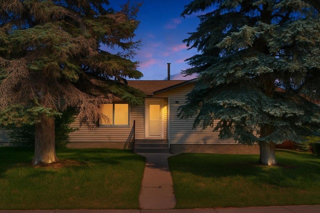 36 Brentwood Drive E, Strathmore