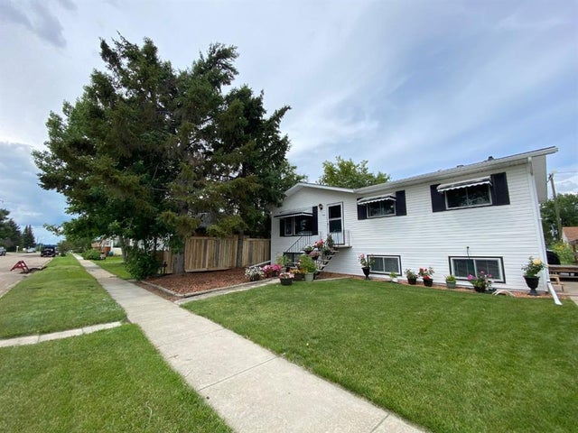 208 4 Avenue W, Hanna