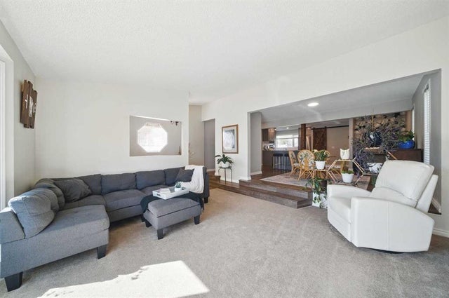 Home for Sale Located at 828 Hunterston Crescent Northwest, Calgary, Alberta