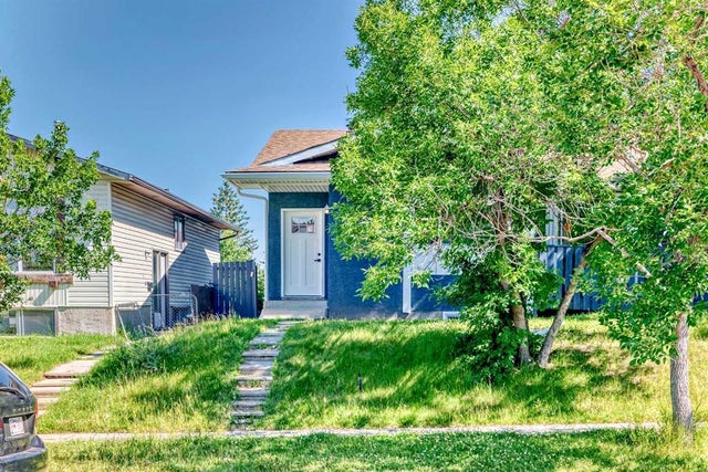 Calgary Home for Sale: Residential Listing in Beddington Heights
