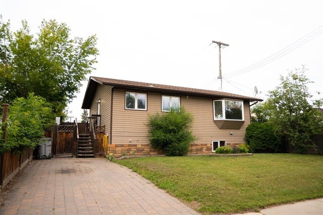 926 9 Avenue, Wainwright