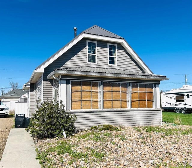 102 3 Avenue E, Oyen