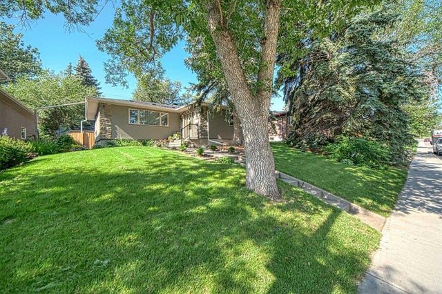 13 Meadowview Road Sw, Calgary