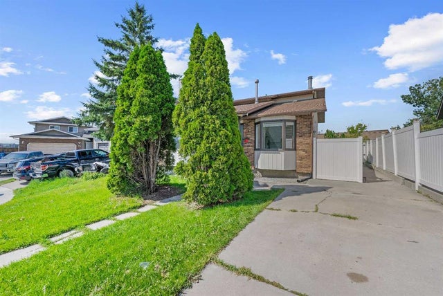 60 Whitaker Close Ne, Calgary