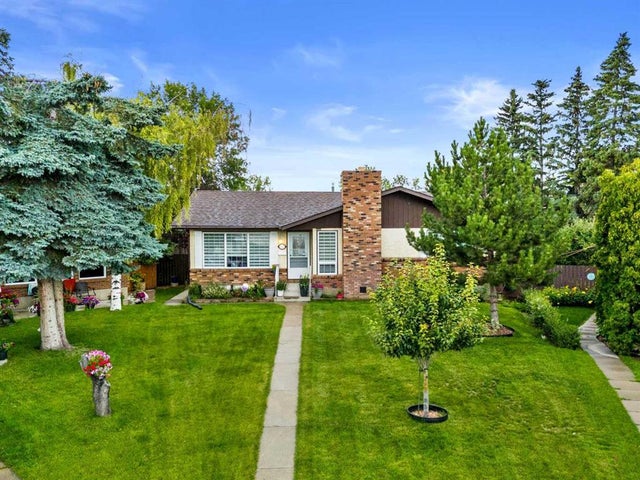 Home for Sale Located at 12 Whiteland Bay Northeast, Calgary, Alberta