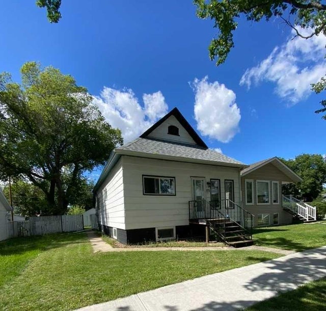 135 2 Street E, Brooks