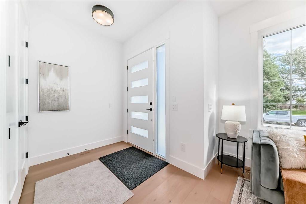 2426 53 Avenue Southwest, Calgary – Residential Semi Detached Listing Photo 3