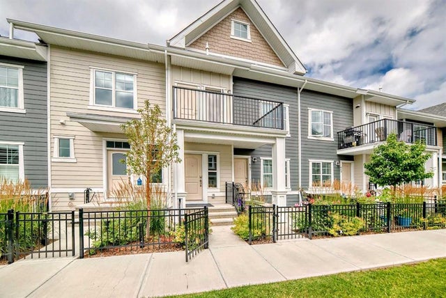 645 Cranbrook Walk Se, Calgary