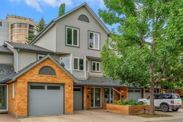 22 Coachway Green Sw, Calgary