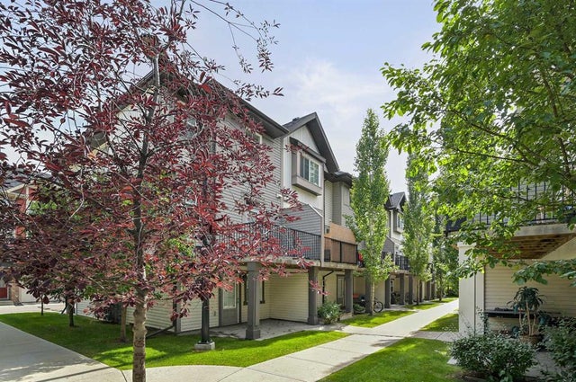 37 New Brighton Point Se, Calgary