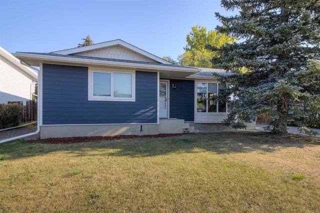946 Columbia Boulevard W, Lethbridge