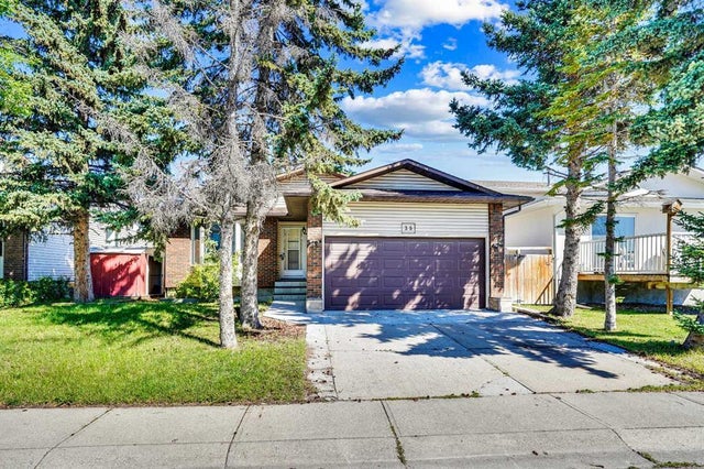 35 Castlefall Grove Ne, Calgary